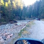 TUTTI IN FILA. SENTIERO DI MONTAGNA CON VISTA PANORAMICA